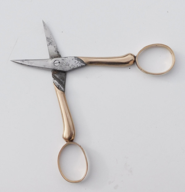 Etui émaillé sur vermeil Palais Royal ancien XIXe avec ciseaux or couture broderie