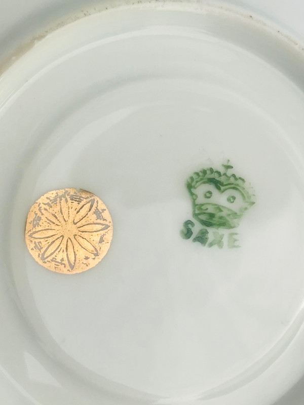Paire de tasses à thé et leurs sous-tasses en porcelaine fine de Saxe 