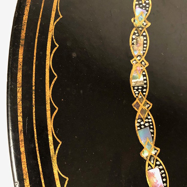 Tavolino Napoleone III, vassoio con decoro dipinto di fiori e borgogna