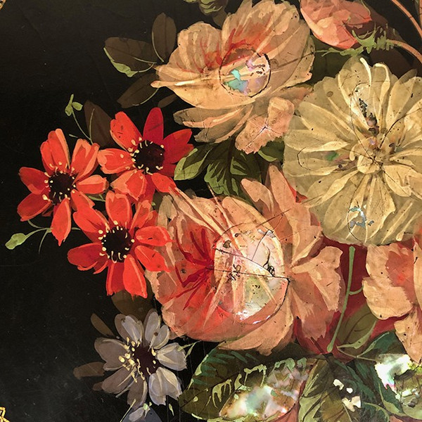 Tavolino Napoleone III, vassoio con decoro dipinto di fiori e borgogna