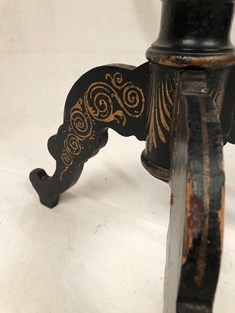 Tavolino Napoleone III, vassoio con decoro dipinto di fiori e borgogna
