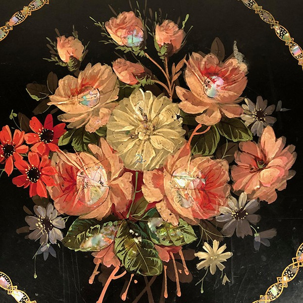 Tavolino Napoleone III, vassoio con decoro dipinto di fiori e borgogna