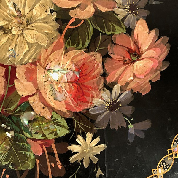 Tavolino Napoleone III, vassoio con decoro dipinto di fiori e borgogna
