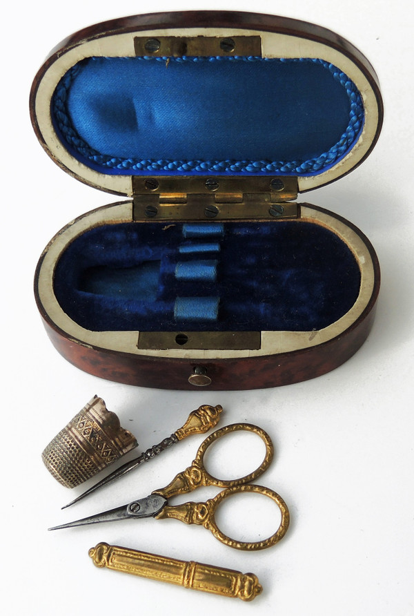 Kit da cucito in miniatura Scatola in legno intarsiato, XIX secolo Lente d'ingrandimento