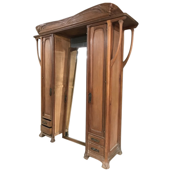 Ensemble d'une chambre à coucher avec un lit plus une armoire Art Nouveau 