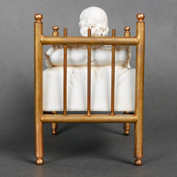 Miniatura a biscotto su letto in bronzo dorato. Fine XIX secolo