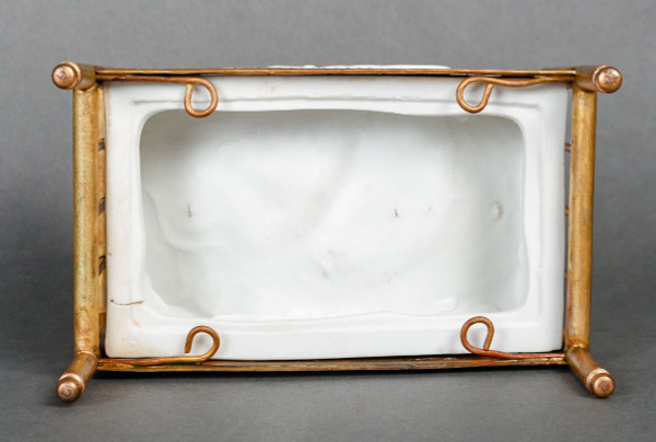 Miniatura a biscotto su letto in bronzo dorato. Fine XIX secolo