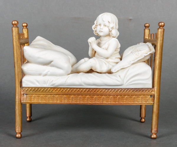 Miniatura a biscotto su letto in bronzo dorato. Fine XIX secolo
