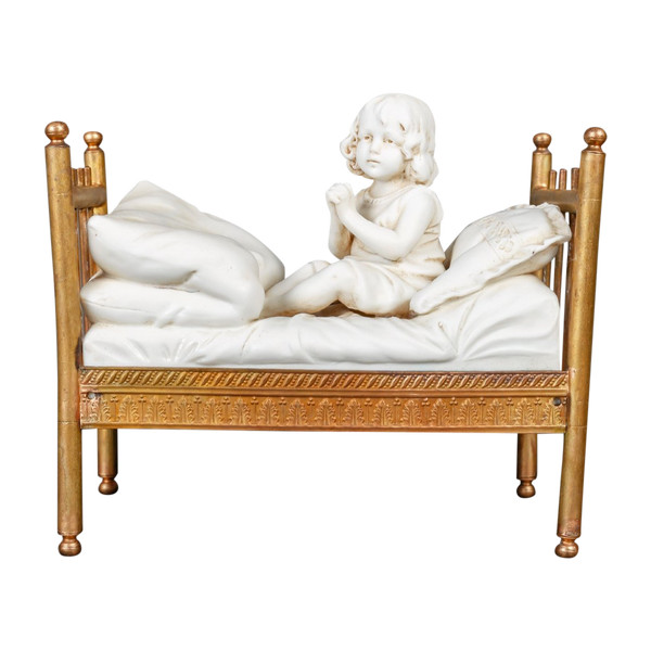 Miniatura a biscotto su letto in bronzo dorato. Fine XIX secolo