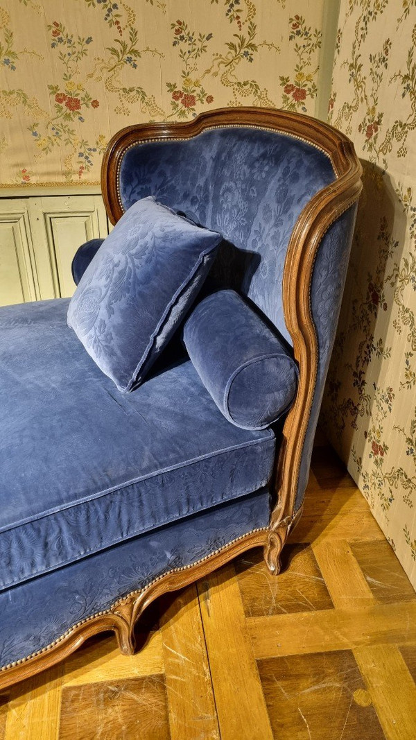 Alkovenbett im Louis XV-Stil und geprägtem Samt. Mitte des 19. Jahrhunderts.