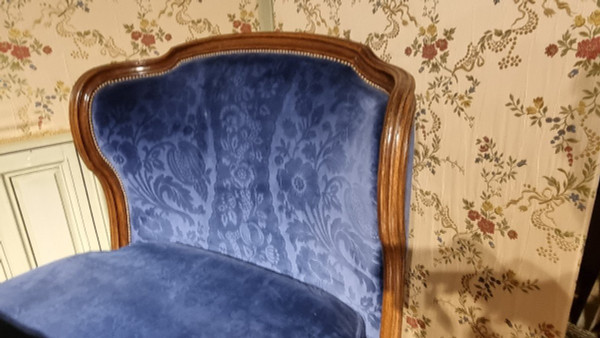 Alkovenbett im Louis XV-Stil und geprägtem Samt. Mitte des 19. Jahrhunderts.