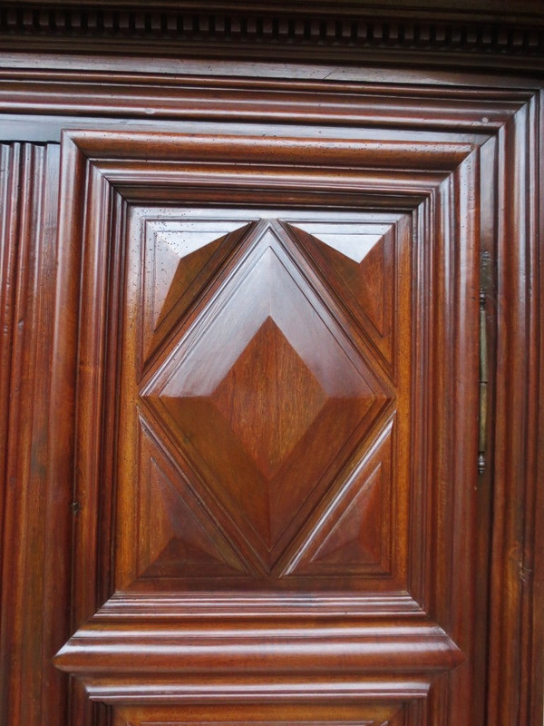 Louis XIII-Kleiderschrank aus Nussbaumholz, 17. Jahrhundert.