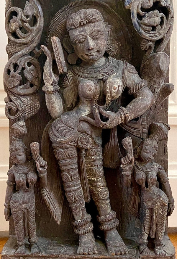 Indien, 19. Jahrhundert, große Wagentafel mit reichem Dekor der Göttin Sarasvati.