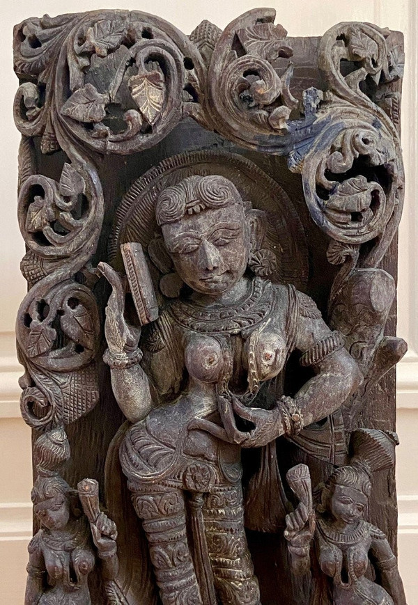 Indien, 19. Jahrhundert, große Wagentafel mit reichem Dekor der Göttin Sarasvati.