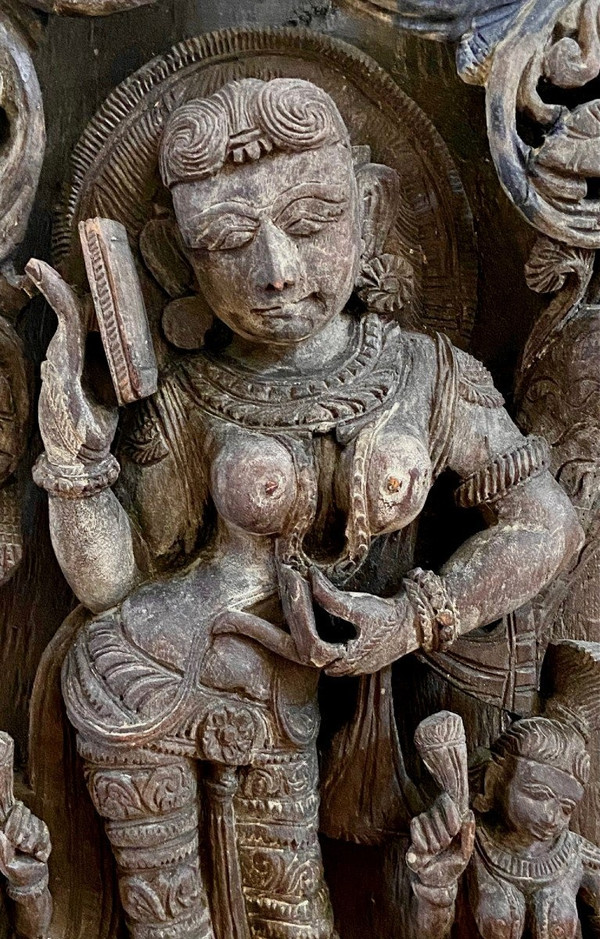 Indien, 19. Jahrhundert, große Wagentafel mit reichem Dekor der Göttin Sarasvati.