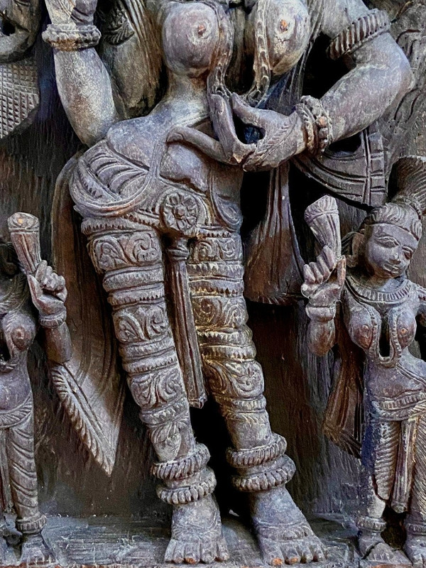 Indien, 19. Jahrhundert, große Wagentafel mit reichem Dekor der Göttin Sarasvati.