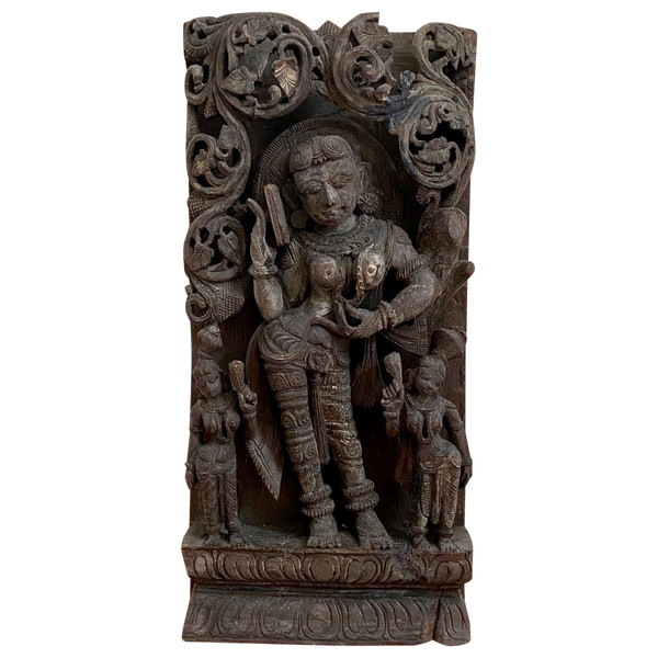 Indien, 19. Jahrhundert, große Wagentafel mit reichem Dekor der Göttin Sarasvati.