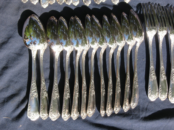 Ménagère en métal argenté 78 pièces de Ravinet d'Enfert à Paris style rocaille L. XV 