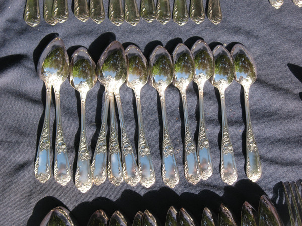 Ménagère en métal argenté 78 pièces de Ravinet d'Enfert à Paris style rocaille L. XV 