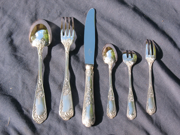 Ménagère en métal argenté 78 pièces de Ravinet d'Enfert à Paris style rocaille L. XV 