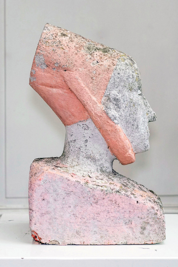 VOLTO DI DONNA regionale in terracotta con copricapo.