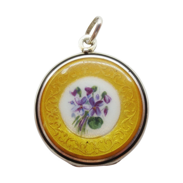 Medaglione in argento smaltato.