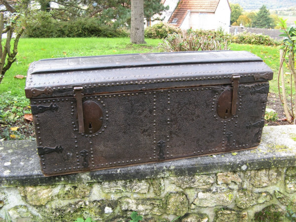 Baule da viaggio in pelle borchiata del XVII secolo.
