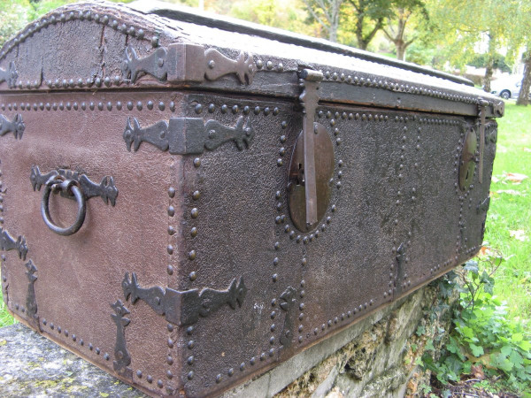 Baule da viaggio in pelle borchiata del XVII secolo.