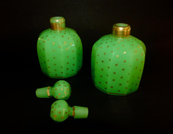 Baccarat: Paire de flacons en opaline verte