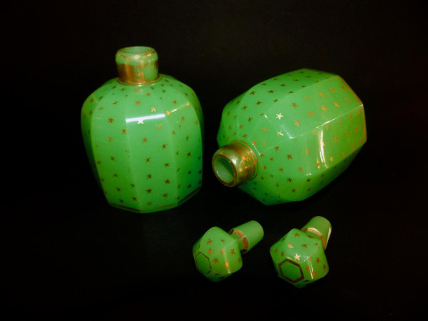 Baccarat: Paire de flacons en opaline verte
