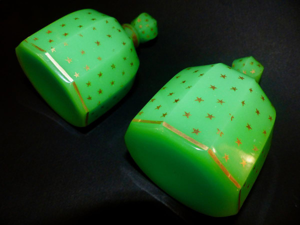 Baccarat: Paire de flacons en opaline verte
