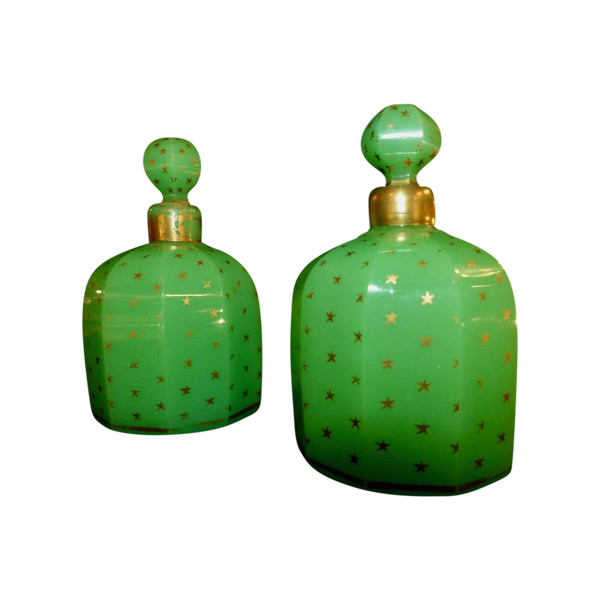 Baccarat: Paire de flacons en opaline verte