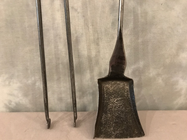 Grande pelle et pince en fer forgé d'époque 18 ème 