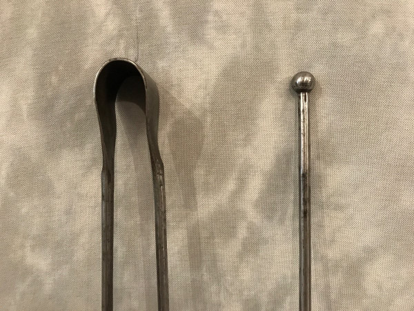 Grande pelle et pince en fer forgé d'époque 18 ème 