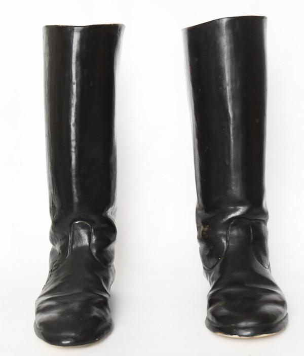 Paire de vases en céramique émaillée et trompe d’œil imitant bottes d'équitation
