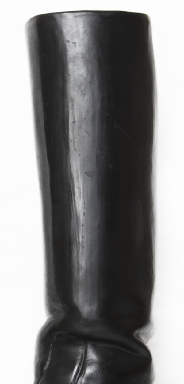 Paire de vases en céramique émaillée et trompe d’œil imitant bottes d'équitation