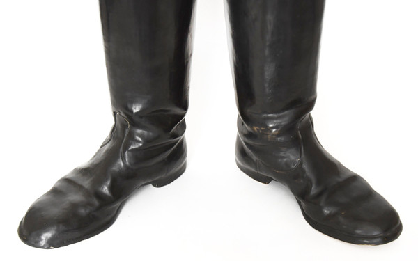 Paire de vases en céramique émaillée et trompe d’œil imitant bottes d'équitation