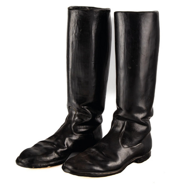 Paire de vases en céramique émaillée et trompe d’œil imitant bottes d'équitation