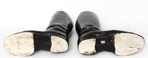 Paire de vases en céramique émaillée et trompe d’œil imitant bottes d'équitation