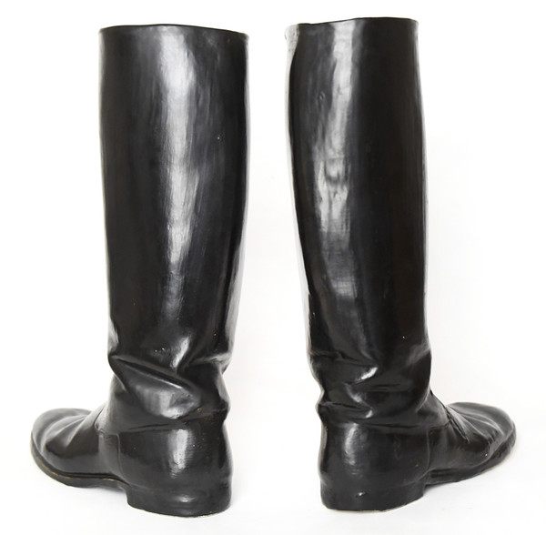Paire de vases en céramique émaillée et trompe d’œil imitant bottes d'équitation