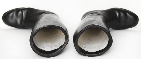 Paire de vases en céramique émaillée et trompe d’œil imitant bottes d'équitation