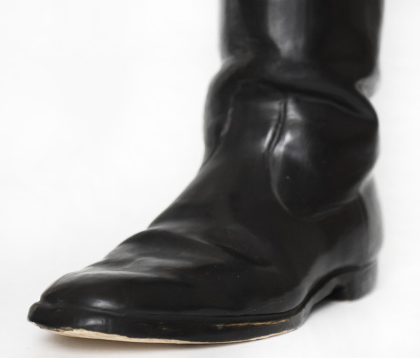 Paire de vases en céramique émaillée et trompe d’œil imitant bottes d'équitation