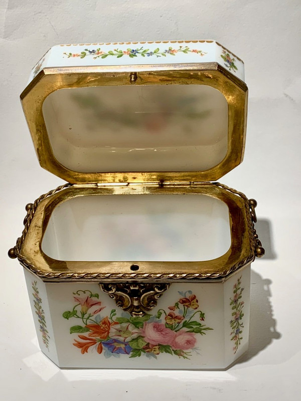 Baccarat: Scatola opalina di Jean François Robert