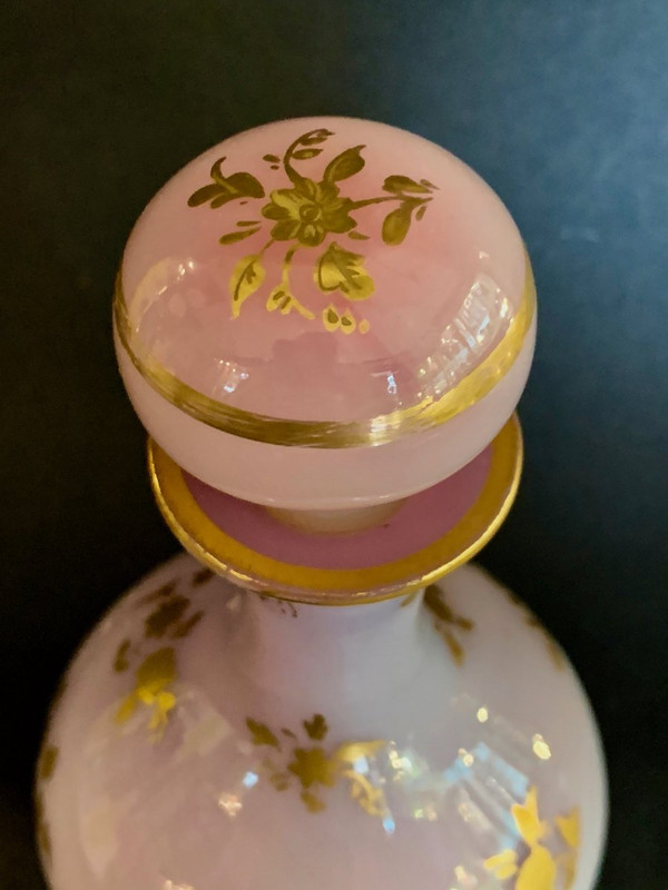 Fliederfarbene Opalflasche
