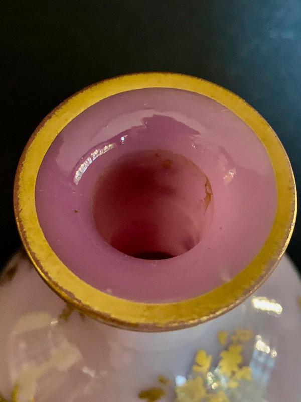 Fliederfarbene Opalflasche
