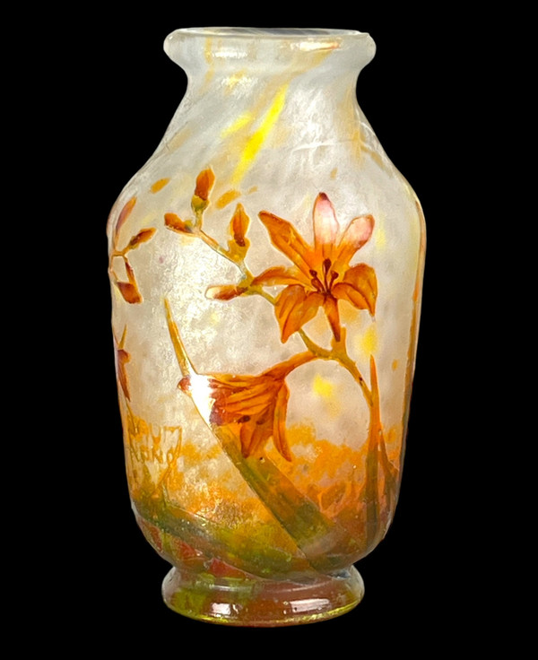 “DAUM NANCY” VASE IN ACID ENGRAVED CAMEO GLASS “FREESIA FLOWERS” DECOR