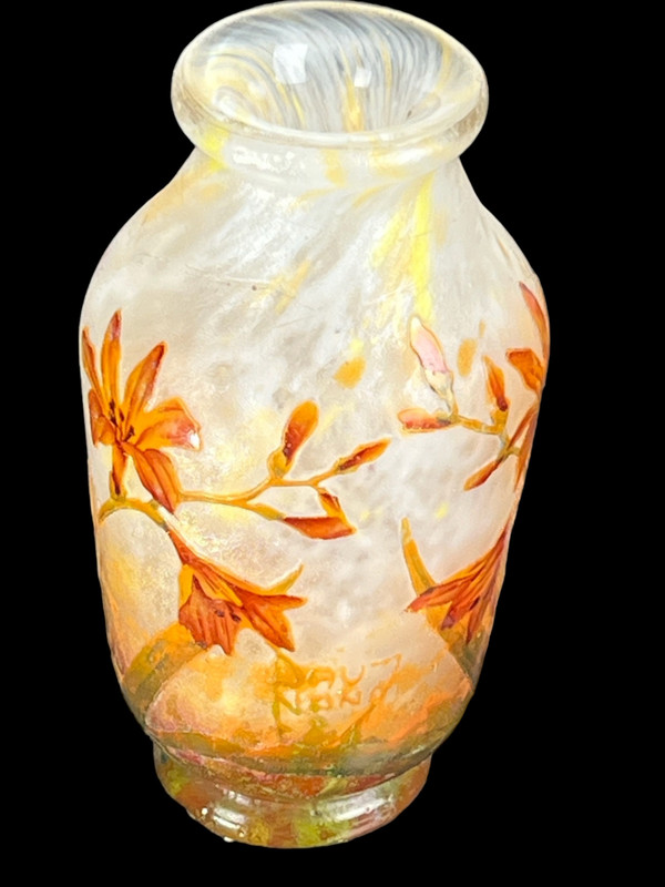 “DAUM NANCY” VASE IN ACID ENGRAVED CAMEO GLASS “FREESIA FLOWERS” DECOR