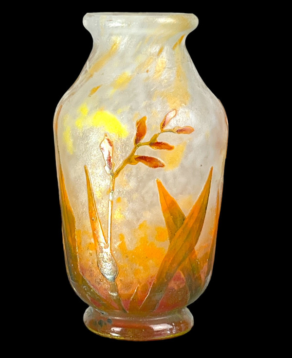 “DAUM NANCY” VASE IN ACID ENGRAVED CAMEO GLASS “FREESIA FLOWERS” DECOR