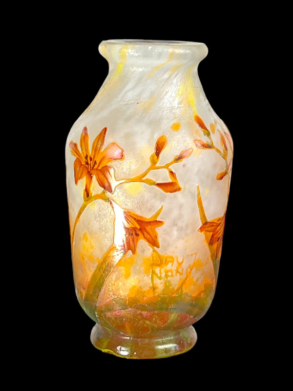 “DAUM NANCY” VASE IN ACID ENGRAVED CAMEO GLASS “FREESIA FLOWERS” DECOR