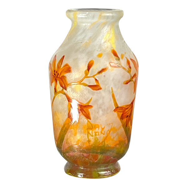 VASE „DAUM NANCY“ AUS KAMEE-GLAS MIT SÄUREGRAVUR, DEKOR „FREESIENBLUMEN“.